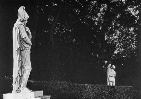 doisneau-jeu-de-statues-a-versailles-1966.jpg